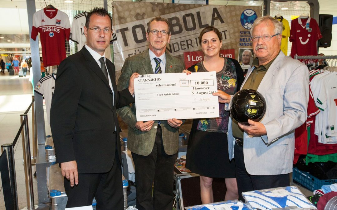 Scheckübergabe: 10.000 € an Teen Spirit Island bei der Benefiz-Tombola im Hauptbahnhof Hannover Tombola vom 05. – 10. August 2013