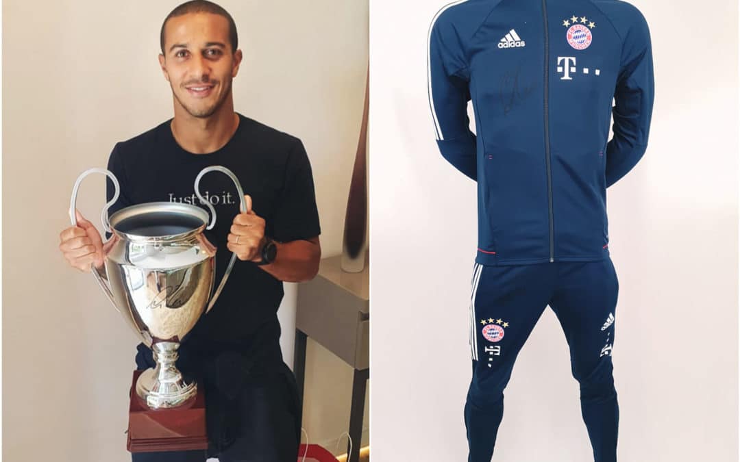 Thiago signiert CL-Pokal und FCB-Trainingsanzug