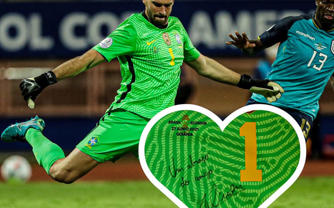 Alisson Becker stiftet getragenes Brasilien-Trikot