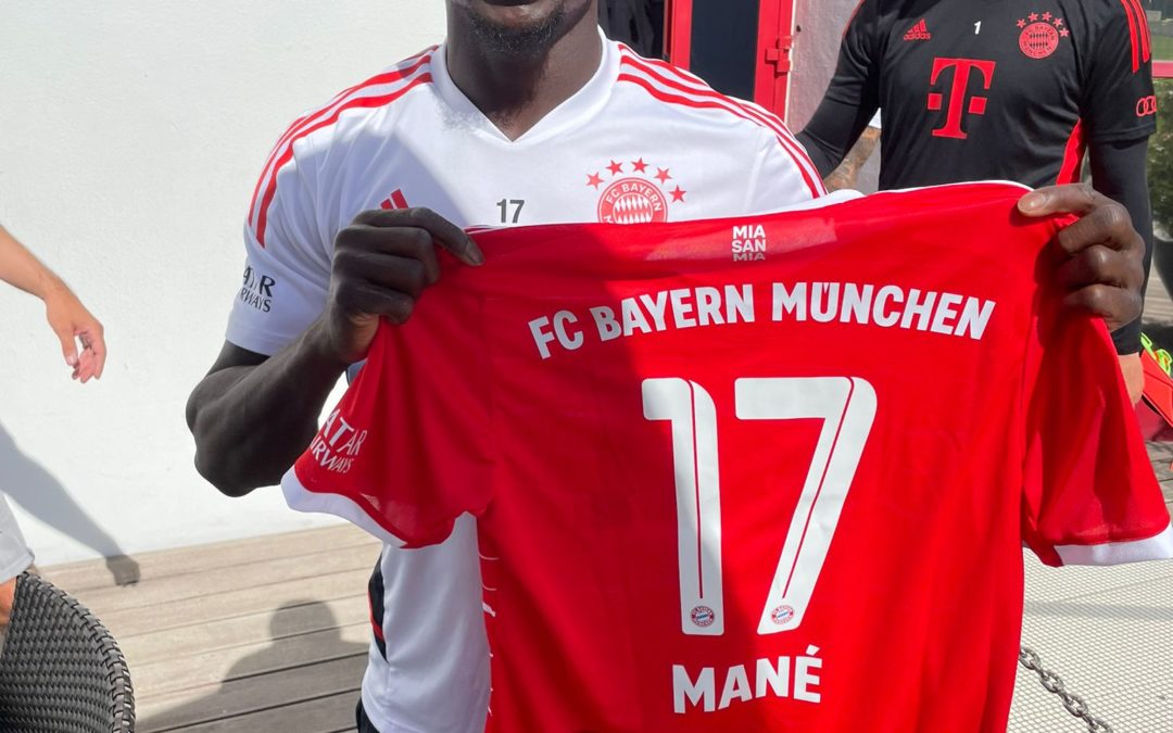 Sadio Mané signiert sein FCB-Trikot für notleidende Kinder