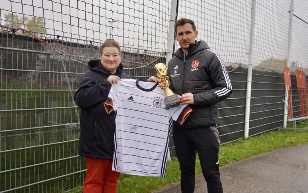 Miroslav Klose überreicht WM-Paket an Auktionsgewinnerin